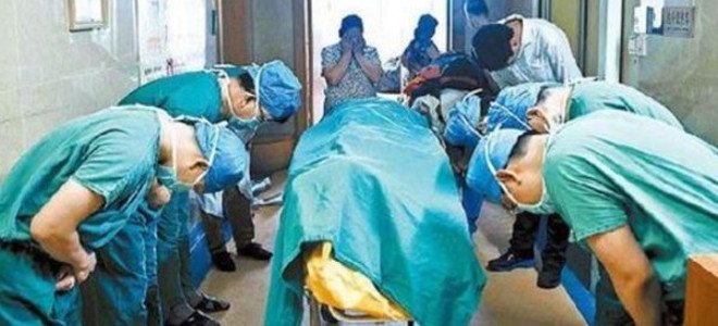 Συγκλονιστική φωτογραφία: Γιατροί υποκλίνονται μπροστά σε 11χρονο ασθενή λίγο πριν πεθάνει | iefimerida.gr 0