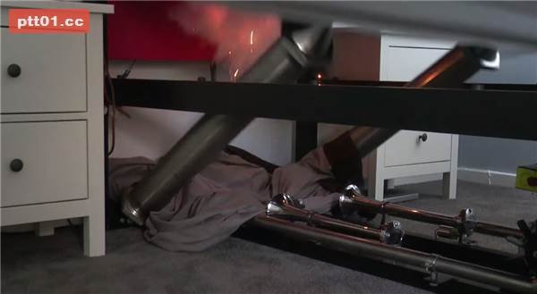 Το κρεβάτι-ξυπνητήρι: Κοιμάσαι και σε εκτοξεύει [εικόνες & βίντεο] | iefimerida.gr 1