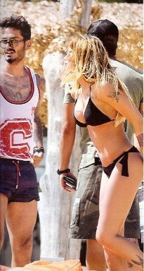 Το εξωφρενικό κορμί της Ηλιάδη-Αγκαλιά στην ξαπλώστρα με τον Σάββα Γκέντσογλου [εικόνες]  | iefimerida.gr 6