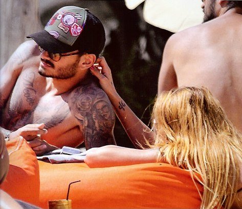 Το εξωφρενικό κορμί της Ηλιάδη-Αγκαλιά στην ξαπλώστρα με τον Σάββα Γκέντσογλου [εικόνες]  | iefimerida.gr 1