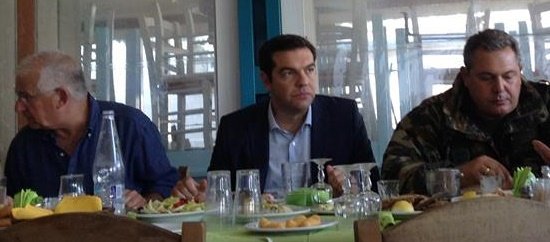 Το «συσσίτιο» Τσίπρα Καμμένου στη Σκόπελο: Μπακαλιάρος σκορδαλιά και σαρδέλες στα κάρβουνα [εικόνα] | iefimerida.gr 0