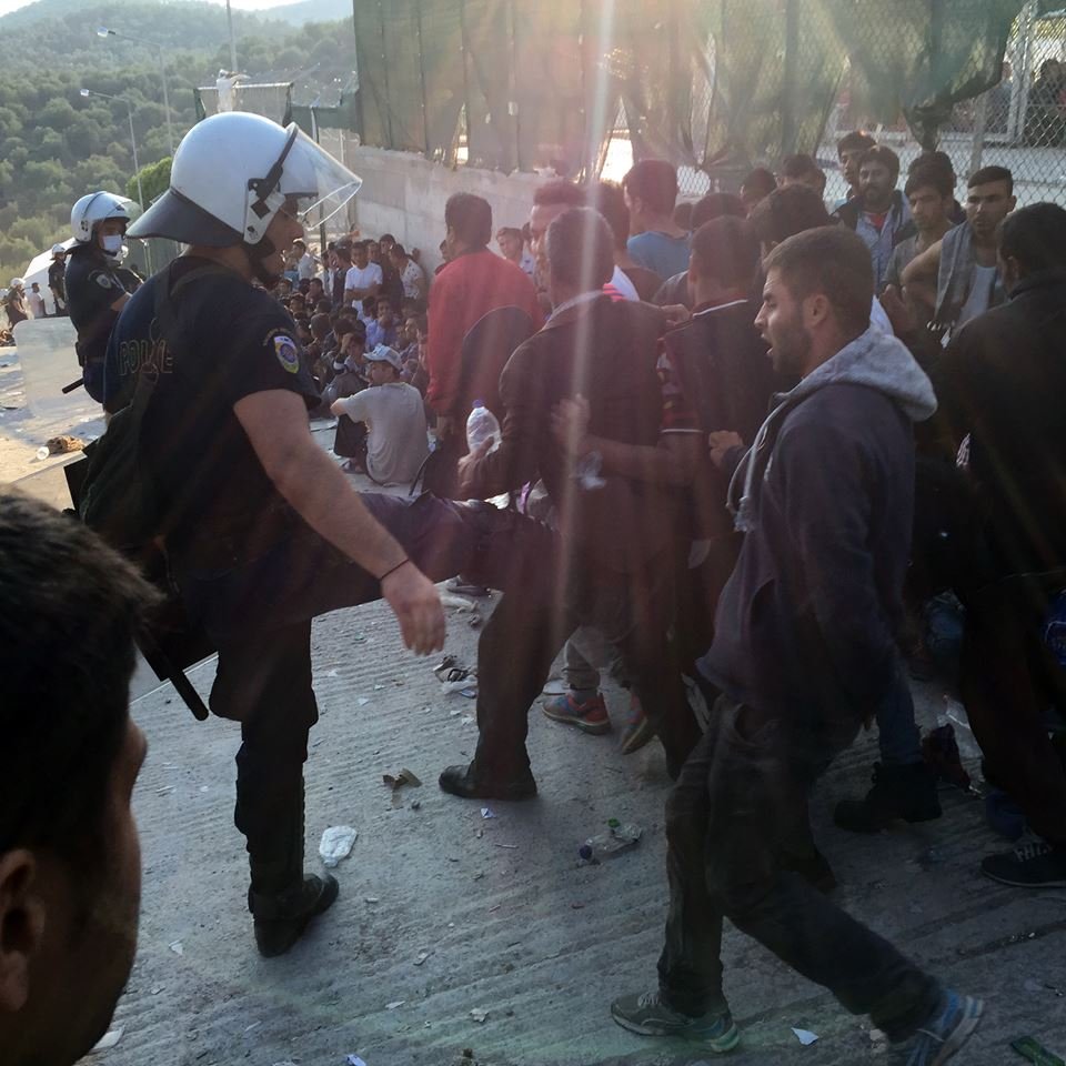 Εικόνες ντροπής στη Μυτιλήνη την ημέρα επίσκεψης του Τσίπρα: Αστυνομικός κλωτσάει πρόσφυγες | iefimerida.gr 2