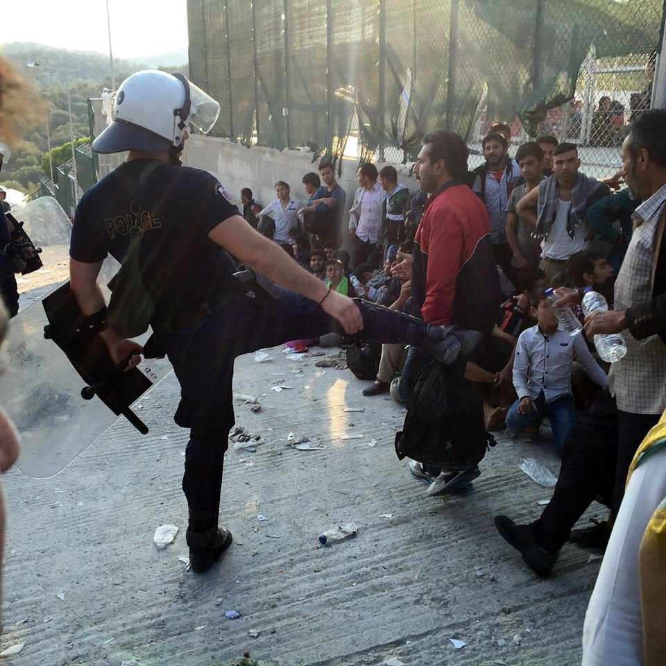 Εικόνες ντροπής στη Μυτιλήνη την ημέρα επίσκεψης του Τσίπρα: Αστυνομικός κλωτσάει πρόσφυγες | iefimerida.gr 1