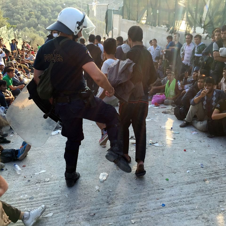 Εικόνες ντροπής στη Μυτιλήνη την ημέρα επίσκεψης του Τσίπρα: Αστυνομικός κλωτσάει πρόσφυγες | iefimerida.gr 0