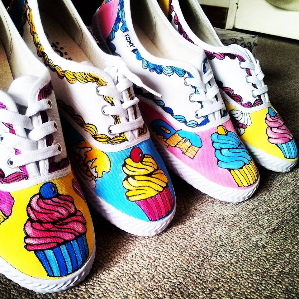 Τα λευκά πάνινα παπούτσια περνούν σε άλλη διάσταση -Γίνονται καμβάς Τέχνης [εικόνες] | iefimerida.gr 4