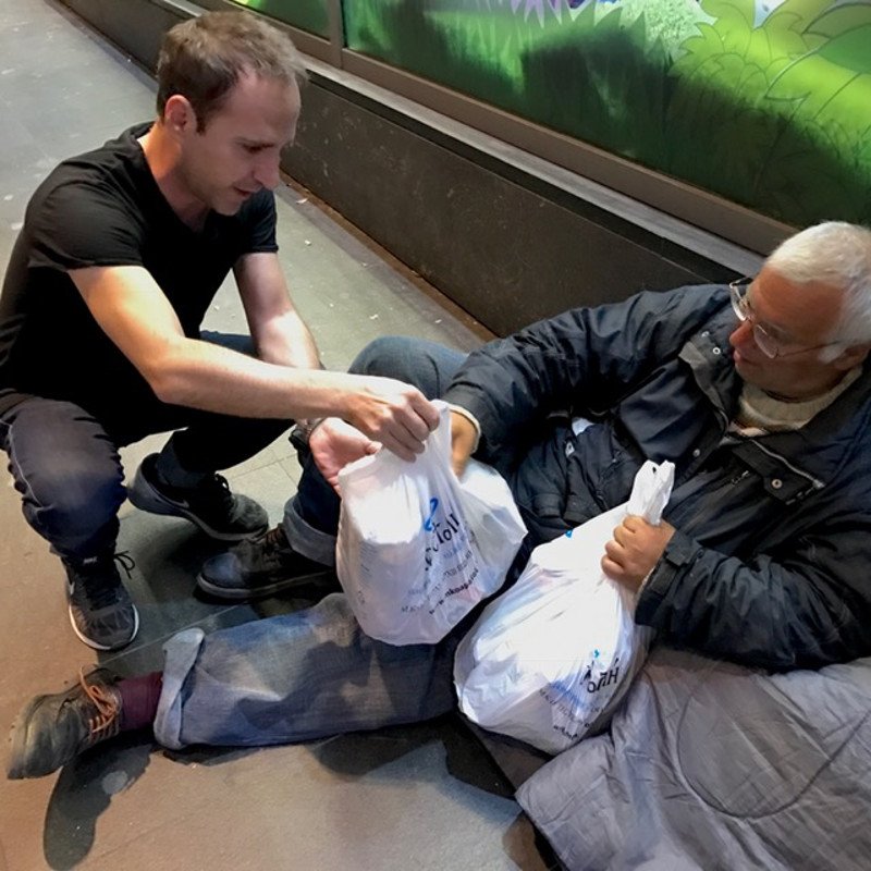 H «Αποστολή» δίπλα στους άστεγους της πρωτεύουσας -Μοίρασαν δέματα τροφίμων | iefimerida.gr 1