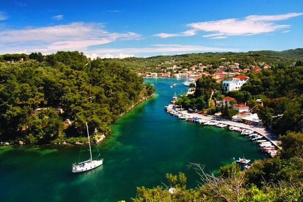 Μαγεμένη από το γαλάζιο των Παξών -Αρθρογράφος της Daily Mail παραληρεί για το νησί των Επτανήσων [εικόνες] | iefimerida.gr 1