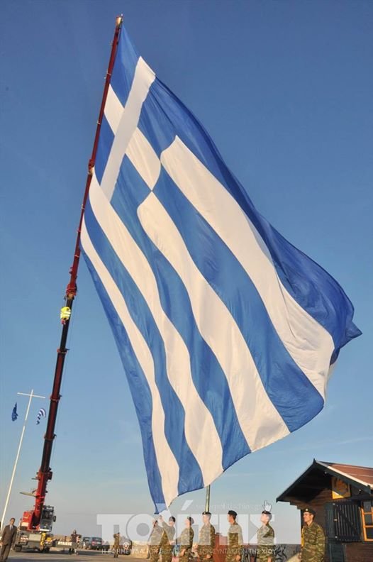 Υψώθηκε ελληνική σημαία-γίγας, 150 τ.μ., στο λιμάνι της Χίου [εικόνες & βίντεο] | iefimerida.gr 4