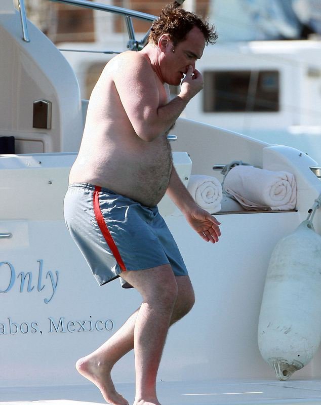 Ο τετράπαχος Ταραντίνο κρατάει την μύτη του πριν βουτήξει [εικόνες]  | iefimerida.gr 0