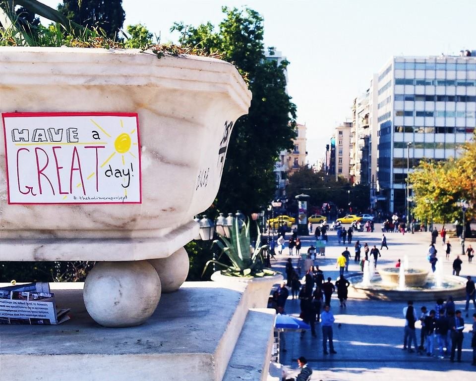 Γιατί γέμισε όλη η Αθήνα με post-it που γράφουν «Καλημέρα» -Τα κολλούν παντού, σε λεωφορεία, αυτοκίνητα, τοίχους, κολώνες [εικόνες] | iefimerida.gr 3