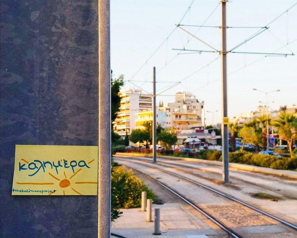 Γιατί γέμισε όλη η Αθήνα με post-it που γράφουν «Καλημέρα» -Τα κολλούν παντού, σε λεωφορεία, αυτοκίνητα, τοίχους, κολώνες [εικόνες] | iefimerida.gr 0