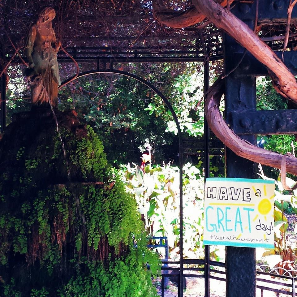 Γιατί γέμισε όλη η Αθήνα με post-it που γράφουν «Καλημέρα» -Τα κολλούν παντού, σε λεωφορεία, αυτοκίνητα, τοίχους, κολώνες [εικόνες] | iefimerida.gr 8