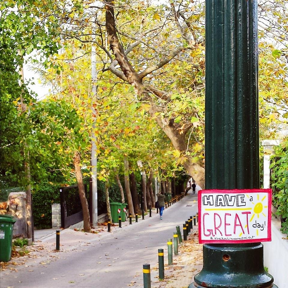 Γιατί γέμισε όλη η Αθήνα με post-it που γράφουν «Καλημέρα» -Τα κολλούν παντού, σε λεωφορεία, αυτοκίνητα, τοίχους, κολώνες [εικόνες] | iefimerida.gr 10