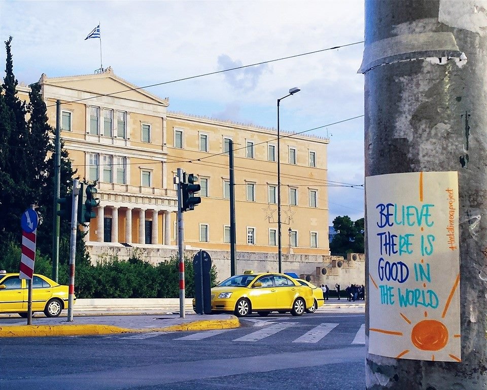Γιατί γέμισε όλη η Αθήνα με post-it που γράφουν «Καλημέρα» -Τα κολλούν παντού, σε λεωφορεία, αυτοκίνητα, τοίχους, κολώνες [εικόνες] | iefimerida.gr 4