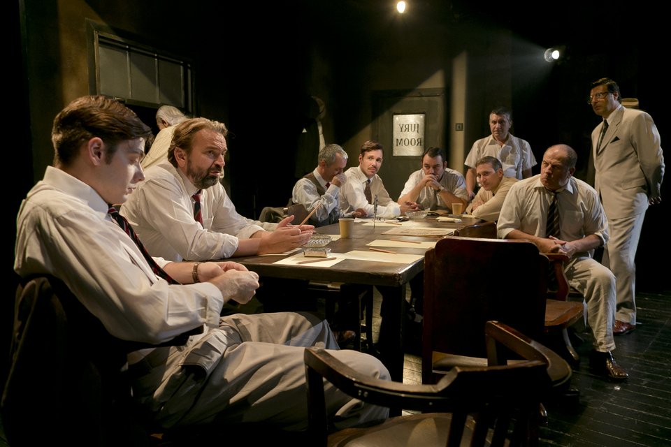 Είδαμε την παράσταση «Οι 12 Ένορκοι» - Ένα πινγκ πονγκ ψυχολογίας [εικόνες] | iefimerida.gr 1