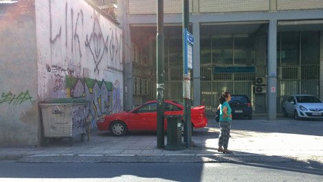 Οι Atenistas ξαναχτυπούν -Ανακαινίζουν, χρωματίζουν και βάζουν πρωτότυπα παγκάκια σε στάσεις λεωφορείων [εικόνες] | iefimerida.gr 8