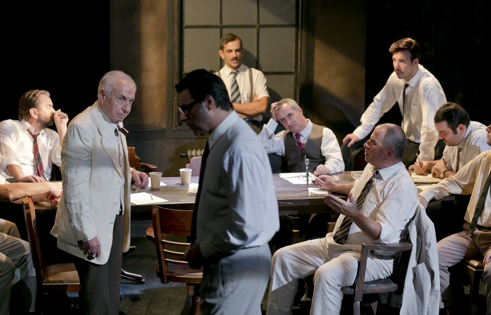 Είδαμε την παράσταση «Οι 12 Ένορκοι» - Ένα πινγκ πονγκ ψυχολογίας [εικόνες] | iefimerida.gr 2