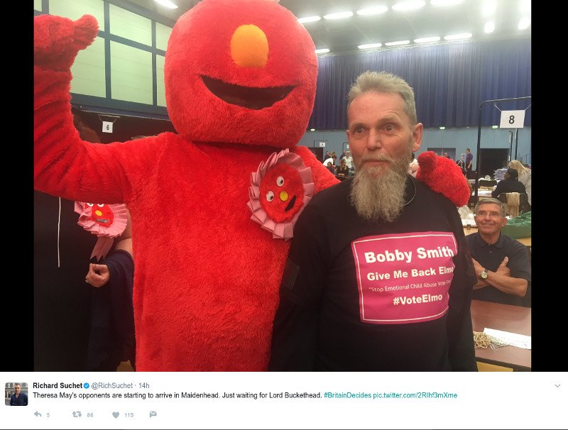 Τι δουλειά έχει η Μέι με έναν... διαγαλαξιακό λόρδο και ένα κόκκινο χνουδωτό καρτούν -Απίστευτες φωτογραφίες [εικόνες] | iefimerida.gr 0