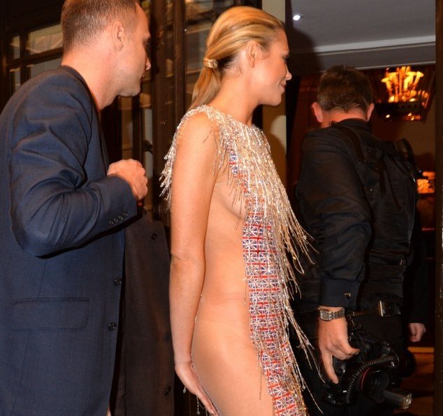 Ο ποδοσφαιριστής είναι εκτός εθνικής, αλλά η σύζυγός του κάλυψε τα... επίμαχα μόνο με μερικές σημαίες [εικόνες] | iefimerida.gr 0