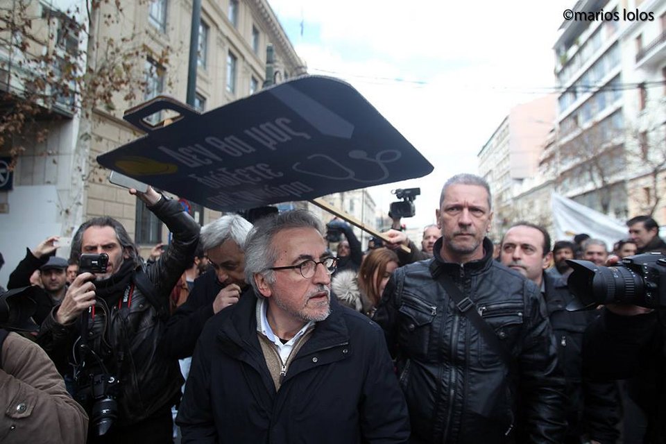 Η στιγμή της επίθεσης στον Γιάννη Παναγόπουλο στο συλλαλητήριο των επιστημόνων [εικόνες] | iefimerida.gr 1