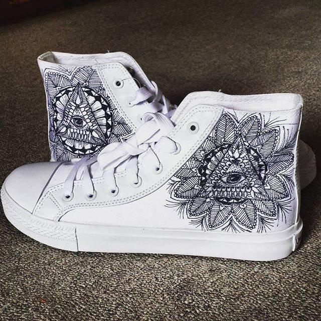 Τα λευκά πάνινα παπούτσια περνούν σε άλλη διάσταση -Γίνονται καμβάς Τέχνης [εικόνες] | iefimerida.gr 3