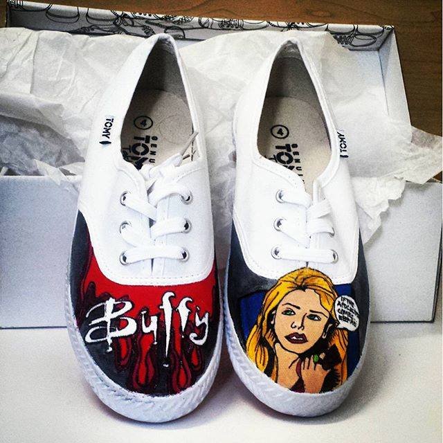 Τα λευκά πάνινα παπούτσια περνούν σε άλλη διάσταση -Γίνονται καμβάς Τέχνης [εικόνες] | iefimerida.gr 2