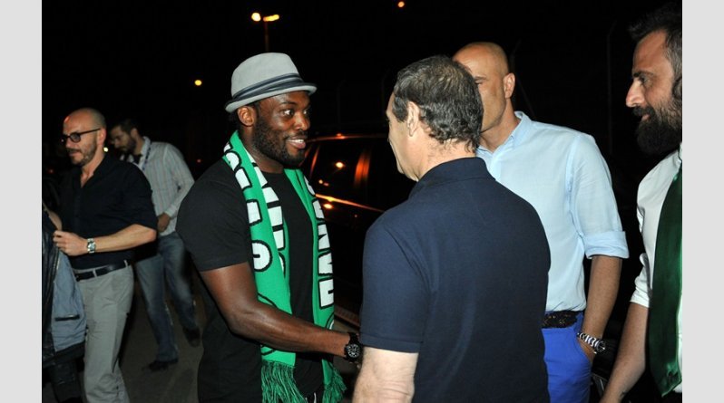 Χαμός στο αεροδρόμιο με τους οπαδούς του Παναθηναϊκού στην άφιξη του Μίκαελ Εσιέν [εικόνες] | iefimerida.gr 0