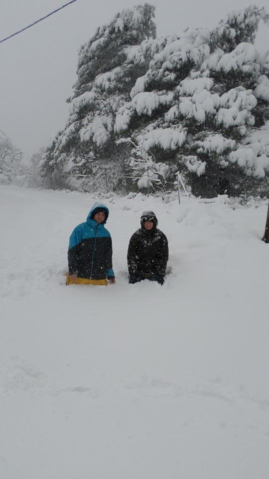 «Ασπρισε» η Σκόπελος - Το χιόνι άγγιξε το ένα μέτρο [εικόνες] | iefimerida.gr 1