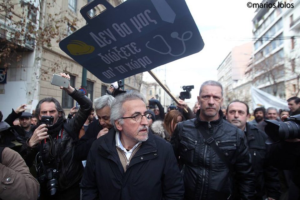 Η στιγμή της επίθεσης στον Γιάννη Παναγόπουλο στο συλλαλητήριο των επιστημόνων [εικόνες] | iefimerida.gr 0