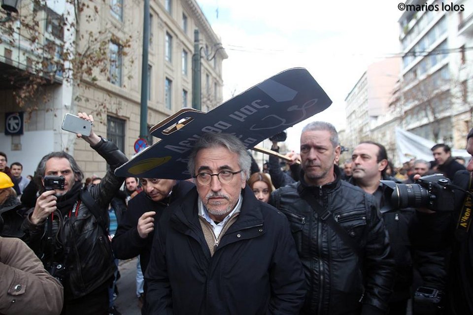 Η στιγμή της επίθεσης στον Γιάννη Παναγόπουλο στο συλλαλητήριο των επιστημόνων [εικόνες] | iefimerida.gr 2