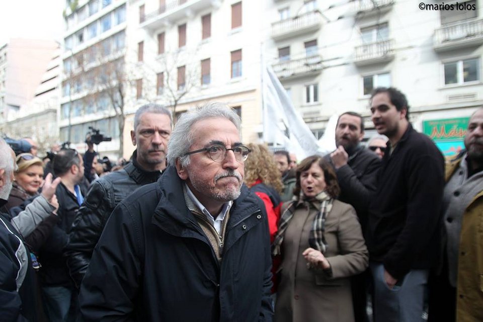 Η στιγμή της επίθεσης στον Γιάννη Παναγόπουλο στο συλλαλητήριο των επιστημόνων [εικόνες] | iefimerida.gr 3