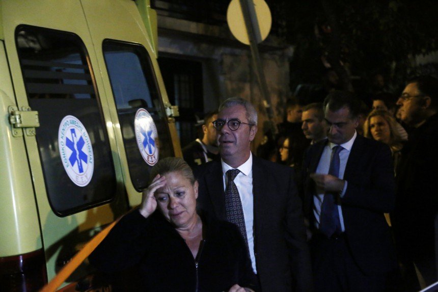 Θρήνος έξω από το γραφείο του Μιχάλη Ζαφειρόπουλου [εικόνες] | iefimerida.gr 2