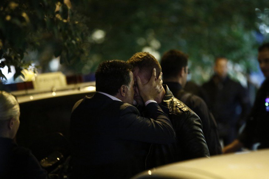 Θρήνος έξω από το γραφείο του Μιχάλη Ζαφειρόπουλου [εικόνες] | iefimerida.gr 6