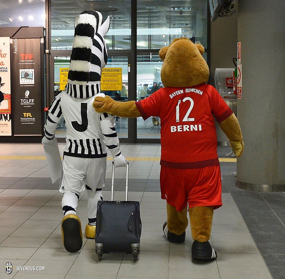 Η μασκότ της Μπάγερν υποδέχθηκε τη μασκότ της Γιουβέντους στο αεροδρόμιο [εικόνες] | iefimerida.gr 0