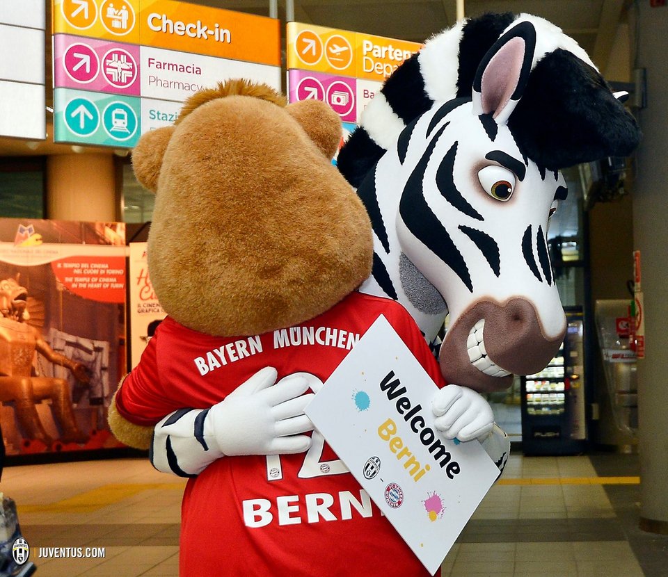 Η μασκότ της Μπάγερν υποδέχθηκε τη μασκότ της Γιουβέντους στο αεροδρόμιο [εικόνες] | iefimerida.gr 2