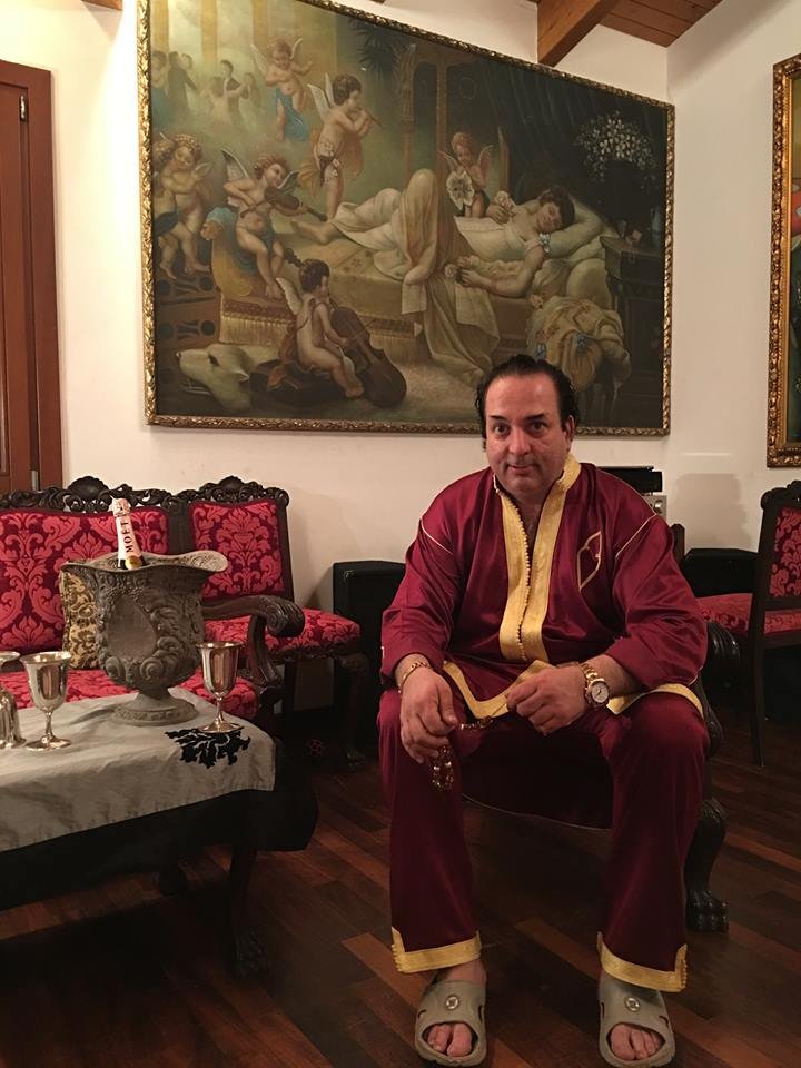 Που ειναι ο γιαννης ο μ ο φιλος μου να μου σερβιρει να πιω μαζι του
