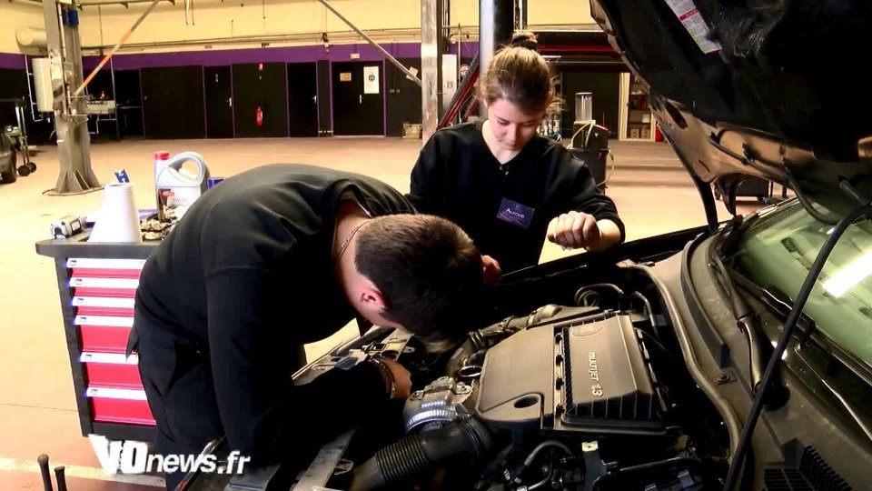 «Only girls»: Το αγαπημένο συνεργείο αυτοκινήτων των γυναικών στο Παρίσι -Προσφέρει μασάζ και μακινιούρ! [εικόνες&βίντεο] | iefimerida.gr 0