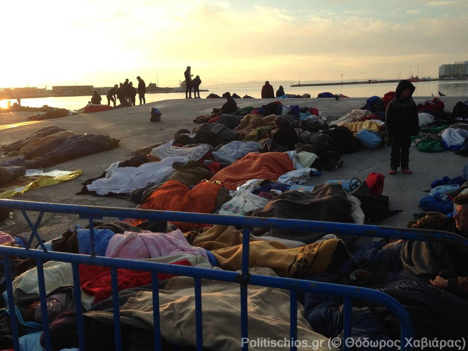 Εγινε «hotspot» το λιμάνι της Χίου -Εκεί διανυκτέρευσαν οι πρόσφυγες [εικόνες & βίντεο] | iefimerida.gr 0