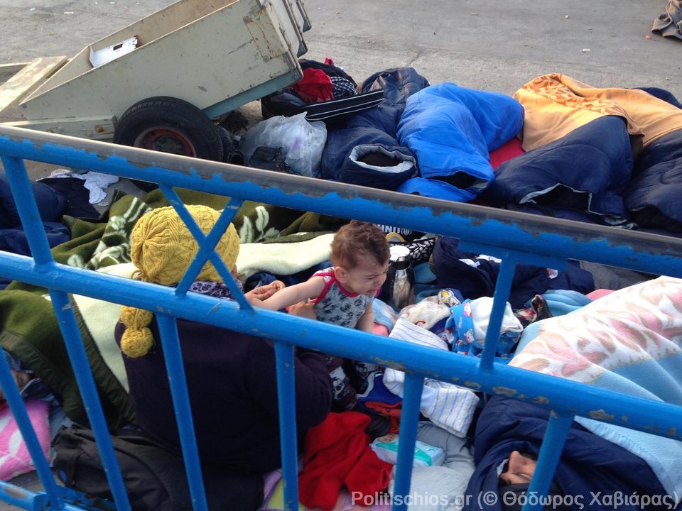 Εγινε «hotspot» το λιμάνι της Χίου -Εκεί διανυκτέρευσαν οι πρόσφυγες [εικόνες & βίντεο] | iefimerida.gr 1