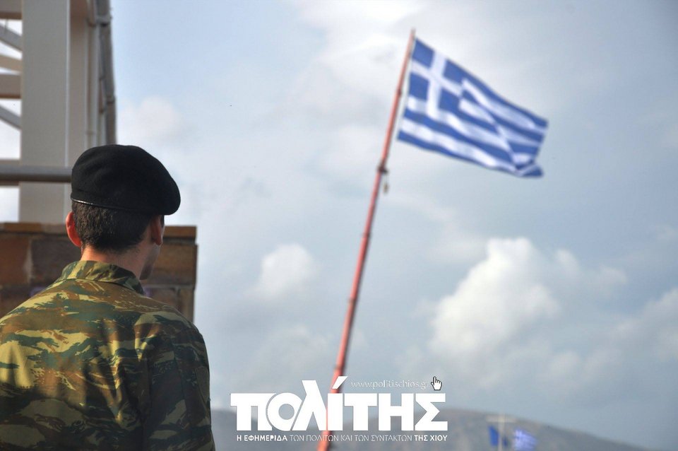 Υψώθηκε η τεράστια ελληνική σημαία και φέτος στη Χίο [εικόνες&βίντεο] | iefimerida.gr 4