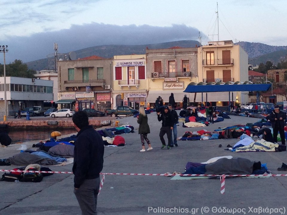 Εγινε «hotspot» το λιμάνι της Χίου -Εκεί διανυκτέρευσαν οι πρόσφυγες [εικόνες & βίντεο] | iefimerida.gr 3