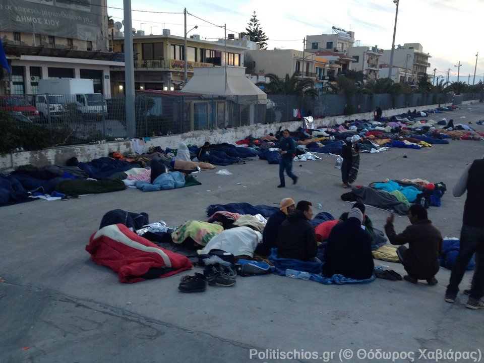 Εγινε «hotspot» το λιμάνι της Χίου -Εκεί διανυκτέρευσαν οι πρόσφυγες [εικόνες & βίντεο] | iefimerida.gr 4