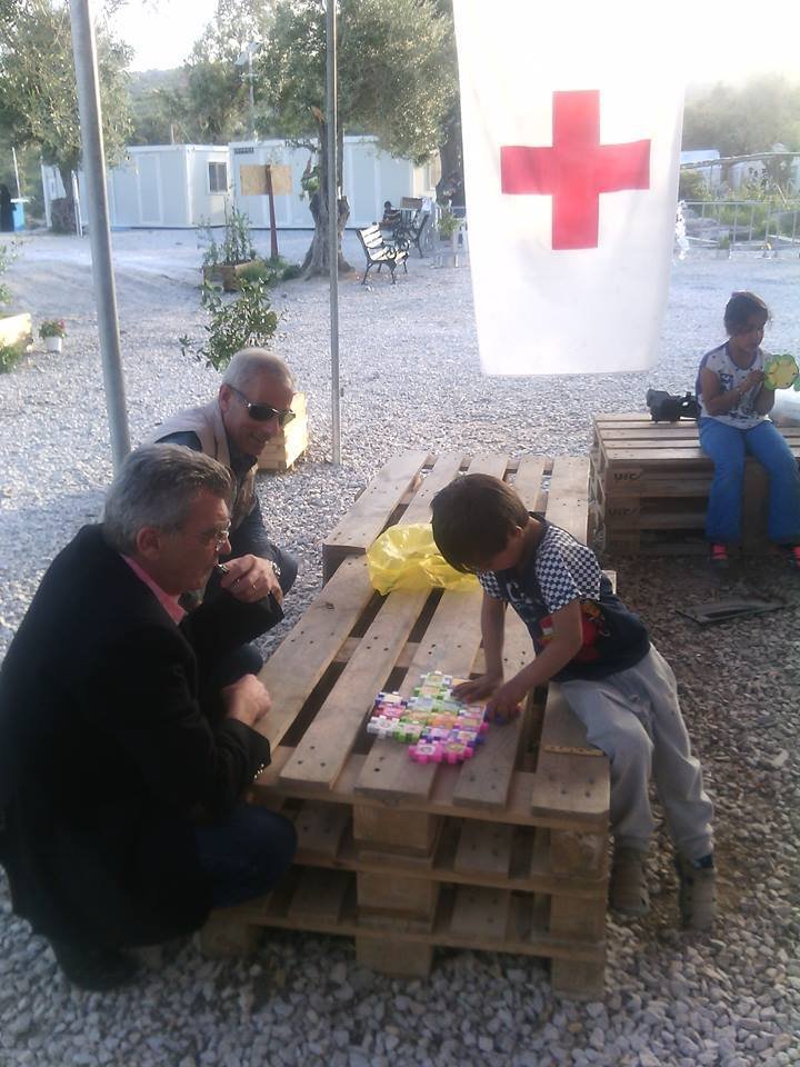 Süddeutsche Zeitung: Αυτός ο άνθρωπος θα υποδεχθεί τον Πάπα στη Λέσβο [εικόνες] | iefimerida.gr 1