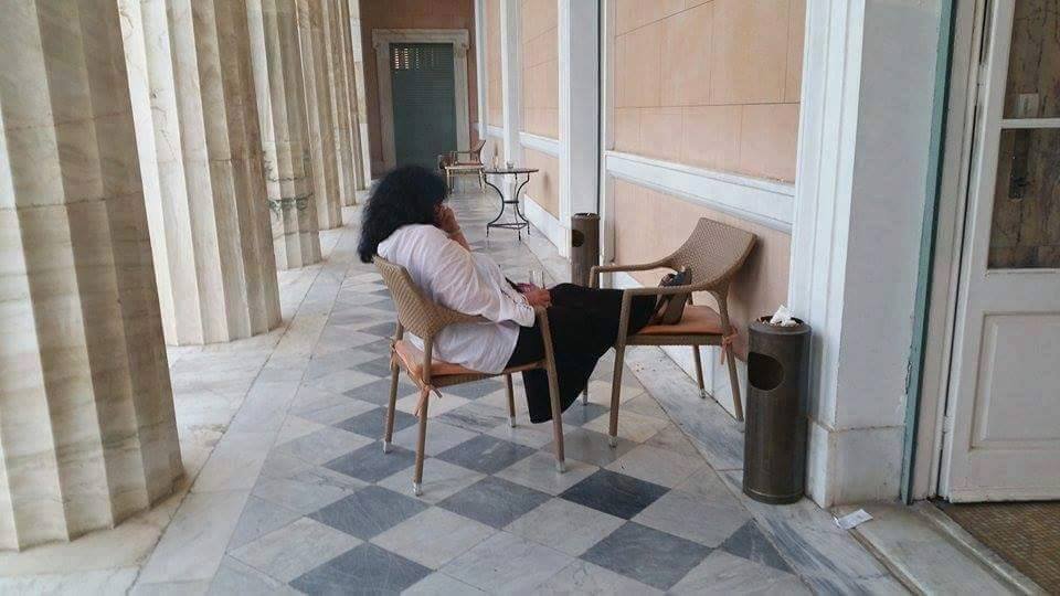 Απίστευτες εικόνες στη Βουλή: Υπουργοί και βουλευτές... χαλαρώνουν στο περιστύλιο [εικόνες] | iefimerida.gr 0