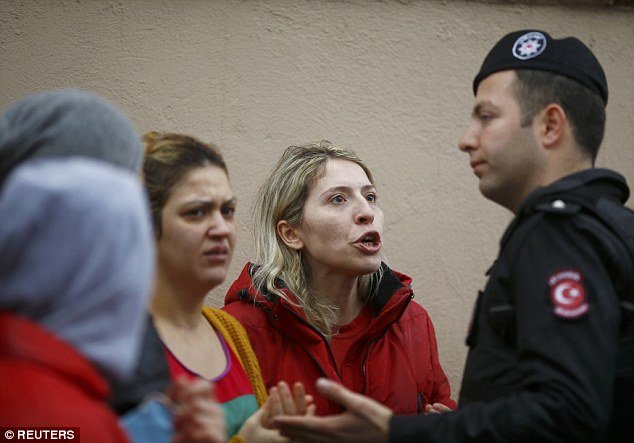 Νεκρές οι 2 γυναίκες που επιτέθηκαν σε αστυνομικό τμήμα της Κωνσταντινούπολης [εικόνες & βίντεο] | iefimerida.gr 10