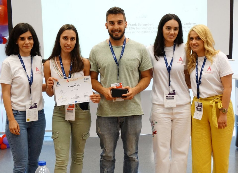 Ελληνες φοιτητές έφτιαξαν φρέσκα τρόφιμα για αστροναύτες -Θα τα καλλιεργούν στο Διάστημα [εικόνες]  | iefimerida.gr 2