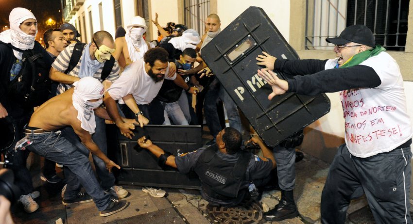 200.000 Βραζιλιάνοι στο δρόμο - «Η Βραζιλία δεν είναι μόνο ποδόσφαιρο», φώναζαν οι διαδηλωτές [εικόνες] | iefimerida.gr 1