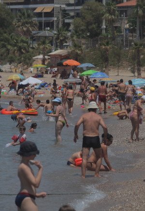 Στις παραλίες του Φαλήρου η Αθήνα... αναστενάζει – Φωτορεπορτάζ υπό τον ήλιο [εικόνες] | iefimerida.gr 3