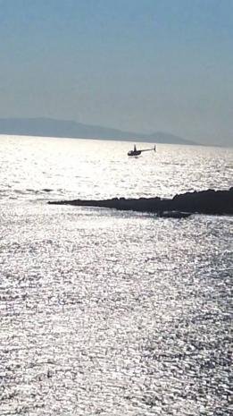 Επιχειρηματίες κατεβαίνουν με το ελικόπτερο στην παραλία, πίνουν καφέ και αποχωρούν σε σύννεφα σκόνης [εικόνες]  | iefimerida.gr 2