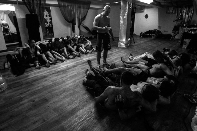 Πλούσιοι Ρώσοι πληρώνουν 900 δολάρια την εβδομάδα για να τους πλακώσουν στο ξύλο [εικόνες & σκληρό βίντεο] | iefimerida.gr 10